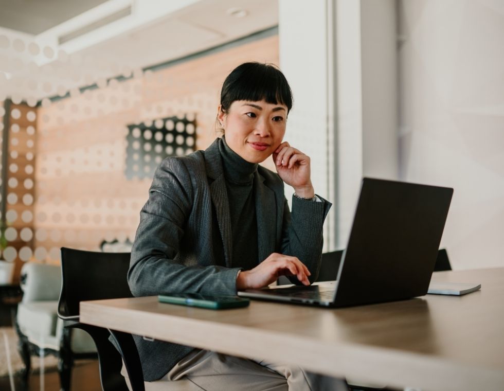 Marketing professional using AI