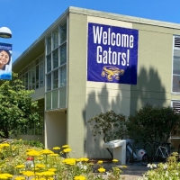 Welcome Gators sign and flowers